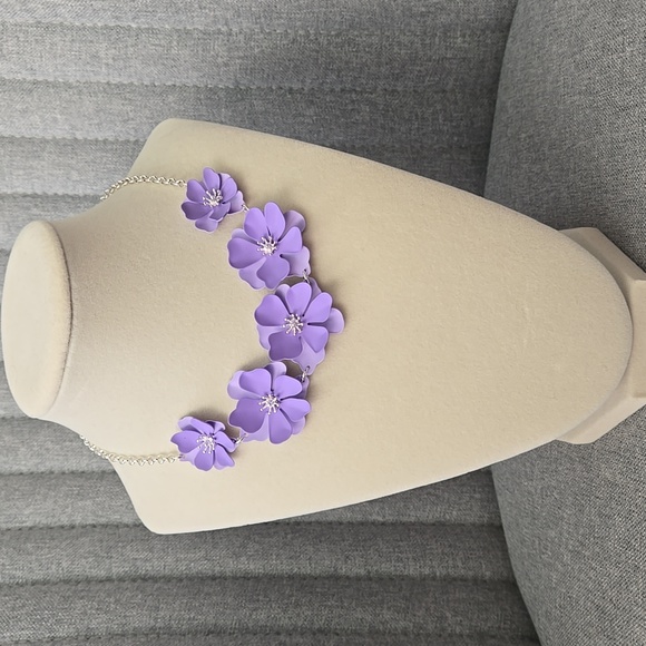 Liz Claiborne Bloom Necklace In Lavender Flower, NWOT - Picture 2 of 14